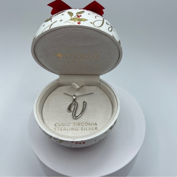 Giani Bernini V Initial Pendant Necklace in Sterling Silver NWT MSRP $100 - Picture 4 of 5